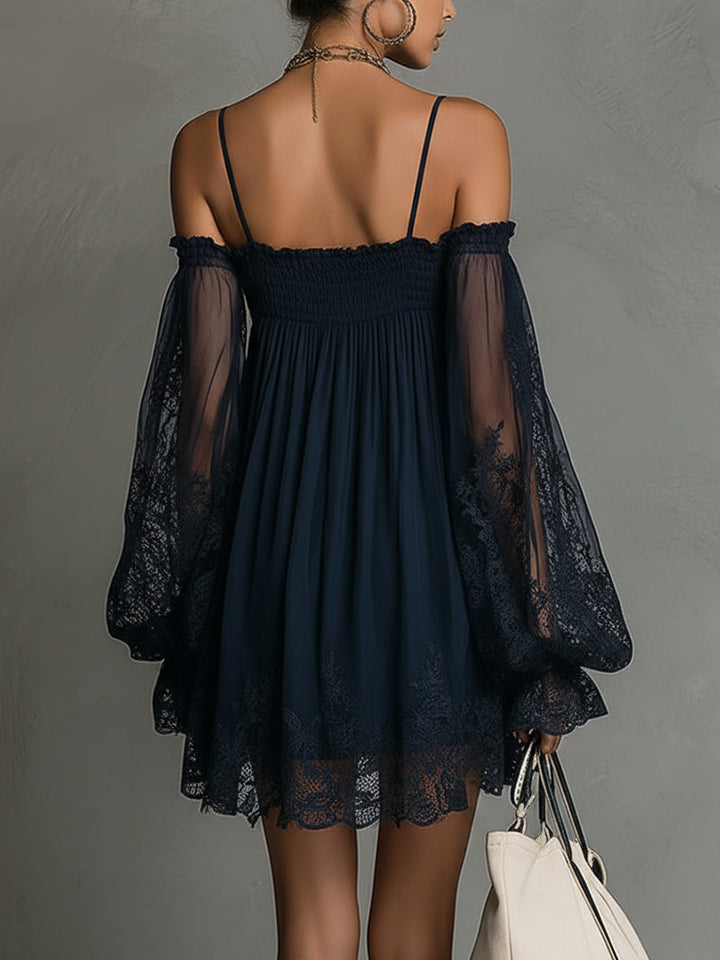 Noemi | Robe mini en chiffon bleu marine avec décolleté off-shoulder, bordure en dentelle et manches transparentes | Étiquette