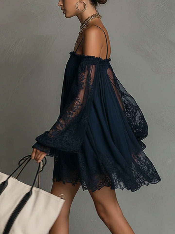 Noemi | Robe mini en chiffon bleu marine avec décolleté off-shoulder, bordure en dentelle et manches transparentes | Étiquette